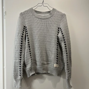 Mysig stickad tröja från Odd Molly!  - Perfekt höst-tröja från odd Molly i storlek s (men är stretchig så passar både en storlek större och en storlek mindre utan problem).  Tröjan är i bomull och i en grå/blå nyans.  Sparsamt använd och inga fläckar eller skavanker 