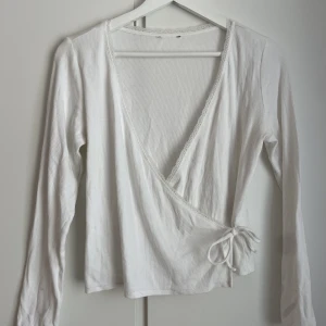 Topp - Så söt omlott topp från monki💓