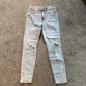 Jeans  - Lite korta för mig i längden och jag är 173cm lång men annars passar dom jättebra