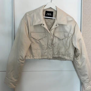Dunjacka Zara - Puffig kort beige dunjacka perfekt inför hösten. Köpt från Zara och använd några gånger. 