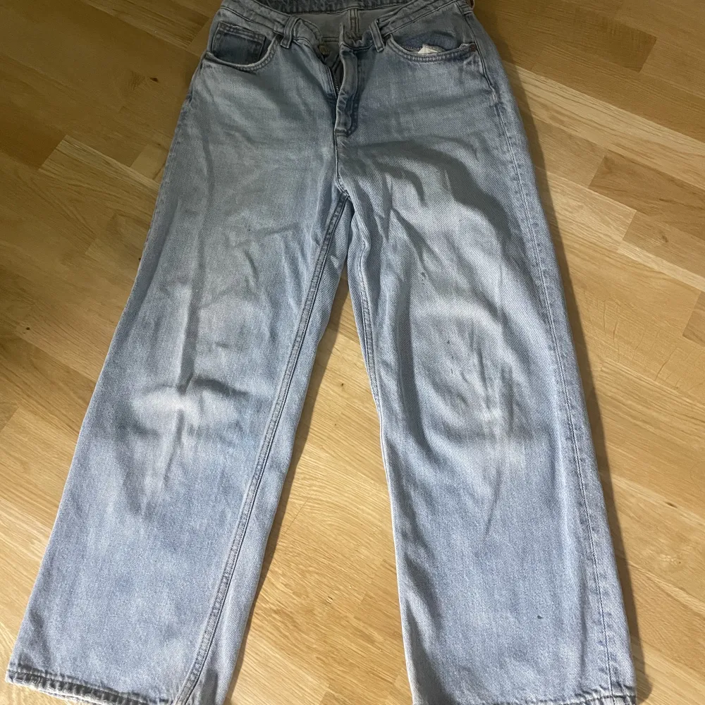 Baggy jeans som säljs för de används inte , skulle passa perfekt om man är runt 165 cm 💓 den ända defekten är att det finns små svarta fläckar och de e lite slitna på botten . Jeans & Byxor.