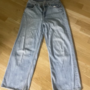 Baggy jeans - Baggy jeans som säljs för de används inte , skulle passa perfekt om man är runt 165 cm 💓 den ända defekten är att det finns små svarta fläckar och de e lite slitna på botten 