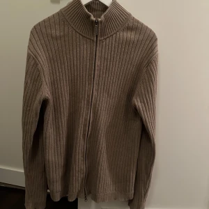 Gant zipup - Säljer denna zipupen eftersom den är för stor, brun/beige