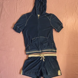 Tränings set  - SÅ FINT vintage tränings set!! Underdelen är storlek 40 men skulle säga att den är lite mindre (36-38). Överdelen är 38! Inte helt hundra på att jag vill sälja men kontakta om du är intresserad🪩💋