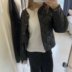 Jättesnygg svart jacka från mango - Jätte snygg jacka från mango i storlek XS, bra skick.