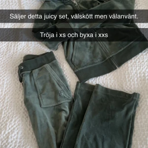 juicy set i färgen mossgrön - bra skick men väl använd❤️säljer pga använder inte längre, pris kan diskuteras. Tröja är i storlek xs och byxor i xxs