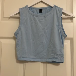 Babyblå linne  - Beställde från shein men tyckte inte den satt så fint på mig och har aldrig använt den förutom när jag testat den. Och det är bra kvalitet på den