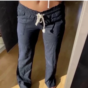 Linnebyxor  - Roxy inspirerade linnebyxor. Har i vitt och svart. Oanvända kom privat för mer bilder. Pris kan diskuteras vid snabb affär.