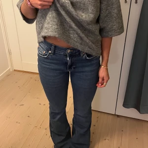 Lågmidjade jeans  - Lånidjade bootcut jeans från Gina, sparsamt använda och i mycket bra skick!