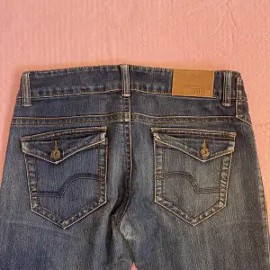 Lågmidjade bootcut jeans med coola fickor🪩Om man vill ha dom fraktade så kostar de 66kr