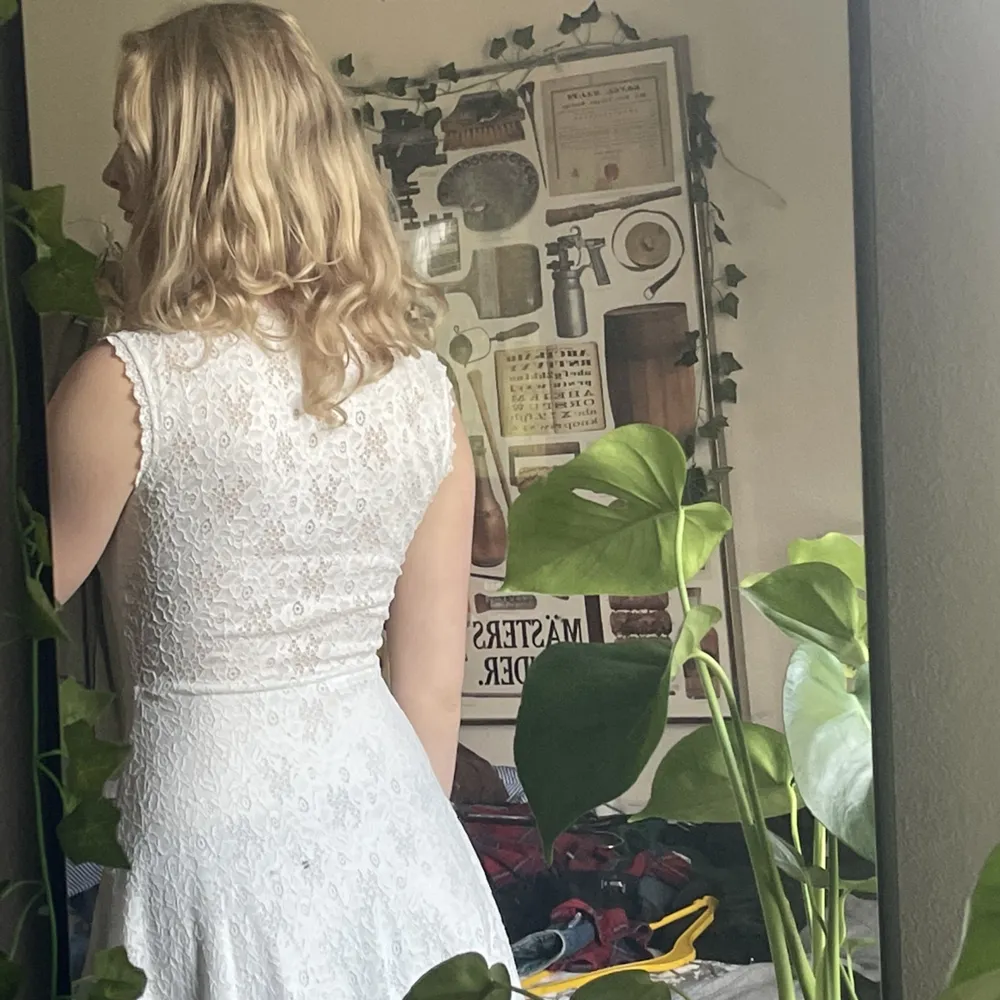 Vit känning med broderi över hela, underklänning, använd en gång och inga defekter. Fin till skolavslutning, student eller annat event. Kostade 500kr. Mekot.