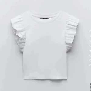 Zara topp - Zara topp i storlek S. Pris kan diskuteras vid snabb affär. Använd sparsamt, i färgen på bild två och tre. Skriv privat för mer bilder.