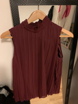 Fintopp/ blus 💕 - Här säljer jag min fina blus i nyskick då den inte har kommit till användning alls💕 Nypris 899:-, men säljer den från 499kr då jag egentligen vill så snabbt som möjligt sälja bort plagg💕 Priset kan diskuteras vid snabb affär🔜🙌