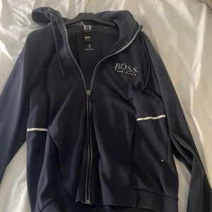 Hugo Boss hoodie - Väldigt bra skick, storlek xl men väldigt små i storlek så passar om man brukar ha L