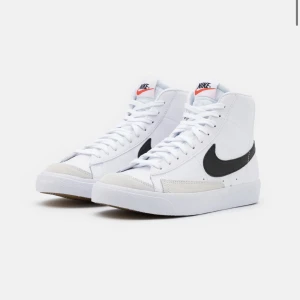 BLAZER MID '77 Nike skor  - Säljer nu dessa skor som jag fick i julklapp men bara används 1 gång så dom är helt som nya, nypris 829- 1249kr. Jag säljer för 350, storlek 37 och inga defekter alls. OBS skokartongen finns inte kvar.