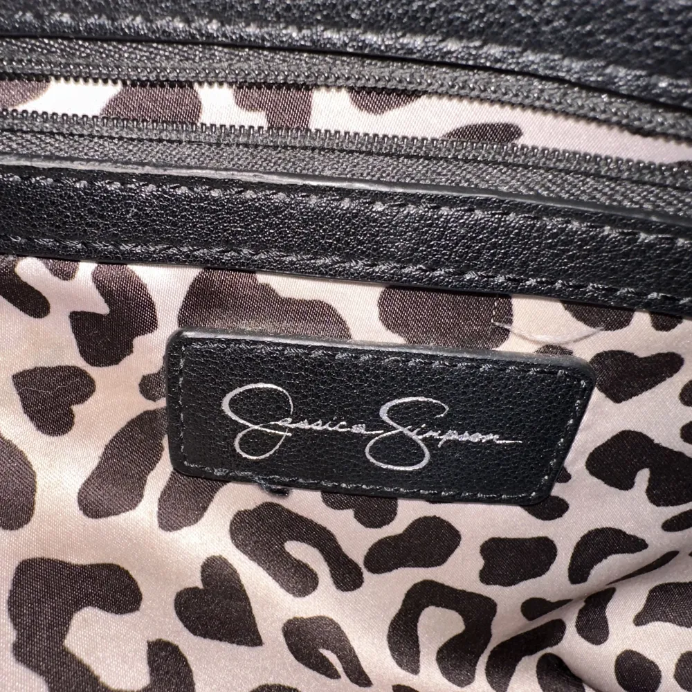 En handväska från Jessica Simpson, ganska säker på att det är köpt på tj maxx. Vad jag kan se säljs den inte längre. Lite sliten men fortfarande i bra skick. Pris kan diskuteras💕. Väskor.