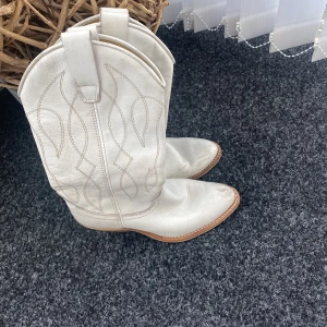 Cowboy boots - Mina älskade vita cowboy boots som tyvärr har blivit för små😢Står 38 i skon men skulle säga att de passar 36/37
