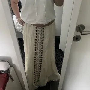Super fin lång kjol från zara, säljer pga den är för lång för mig som är 1,62💕