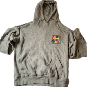 Vintage hoodie - Grå hoodie med fint tryck. Ganska liten så skulle gissa på S💗