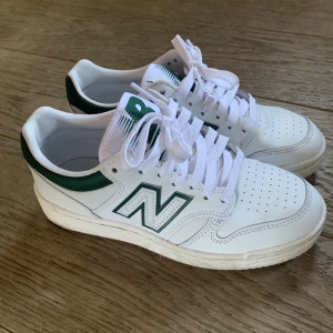New Balance sneakers - New Balance 480 i storlek 38! Köpte dem på plick och har endast använt ett par gånger sen dess då de är för små för mig, i gott skick! Skriv gärna vid frågor/för fler bilder🫶🏼