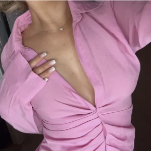 Rosa klänning - Rosa klänning i storlek S från Zara som köptes här på plick. 