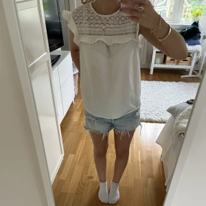Vit blus - Jätte fin blus med broderi från mango! 💕
