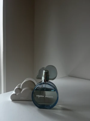 Ariana Grande Cloud EDP - Säljer denna urgoda parfym från ariana grande, Cloud🤍 En stor klassisk doft som är väldigt populär, en riktig året runt doft som funkar för alla tillfällen🩷