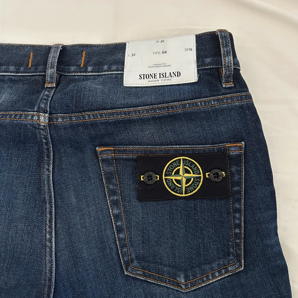 Ett par fina stone island jeans i gott skick. Längden har ändrats hos skräddare så de är lite kortare. Pris kan diskuteras.. Jeans & Byxor.