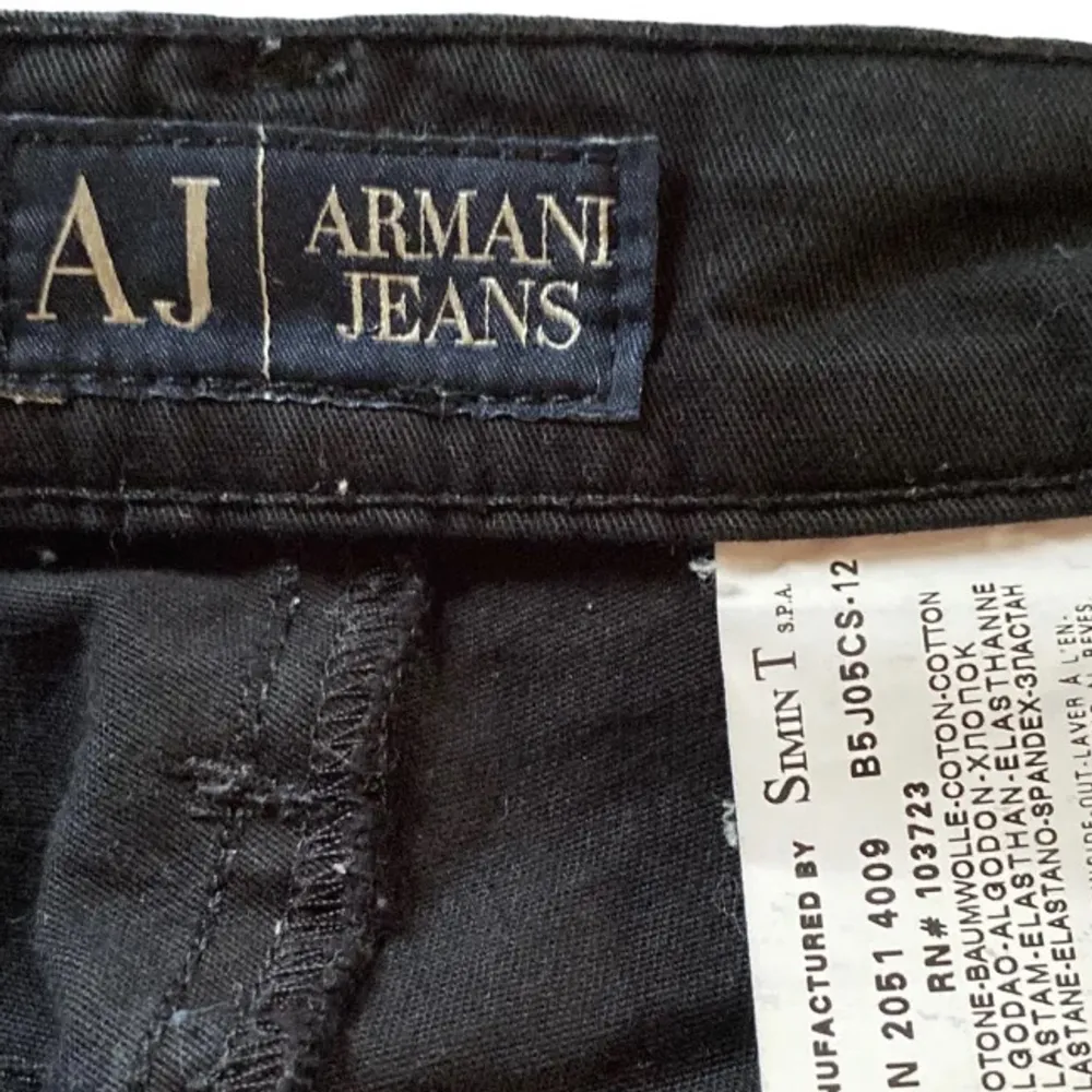 Ett par svinsnygga Armani jeans! Sitter baggy och perfekt längd på mig som är 164cm, de går lite över fötterna så skulle säkert passa någon som är lite längre. Inga skador! KÖPAREN STÅR FÖR FRAKTEN! Kontakta innan köp/frågor. Jeans & Byxor.