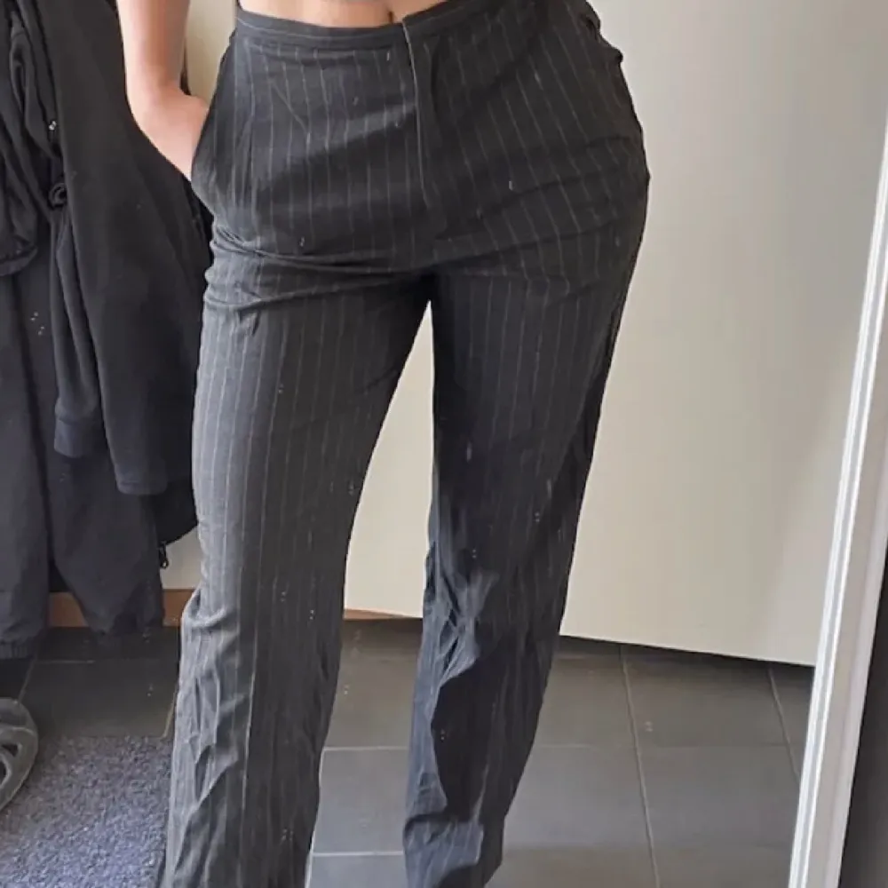Säljer dessa pin-striped kostymbyxor ifrån h&m, så bekväma och fina och knappt använda. Säljer för 200kr❤️ (första bilden är lånad av tjejen jag köpte dessa av här på plick). Jeans & Byxor.