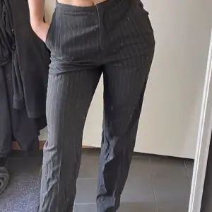 Säljer dessa pin-striped kostymbyxor ifrån h&m, så bekväma och fina och knappt använda. Säljer för 200kr❤️ (första bilden är lånad av tjejen jag köpte dessa av här på plick)