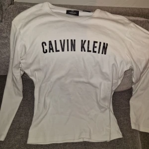 Calvin Klein Sweatshirt VIT  - Använd fåtall ggr. Storlek M. Jag var dock en storlek L och förblev så. Tänkte jag skulle ner till M igen men blev inte av 😅  Tajt i modellen men stämmer i storleken! 