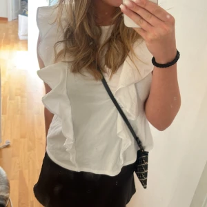 Topp från mango  - Säljer denna topp ifrån mango i strl s 🤍