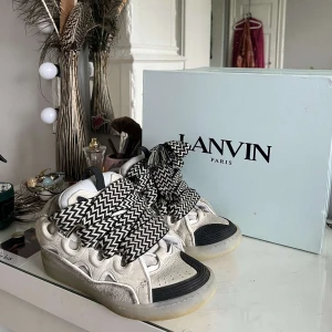 Lanvin curbs - Intresse koll på mina bebisar, Lanvin curb paris, super unika, aldrig sett någon annan ha sånnahär. Tyg påsen följer självklart med om du köper!!