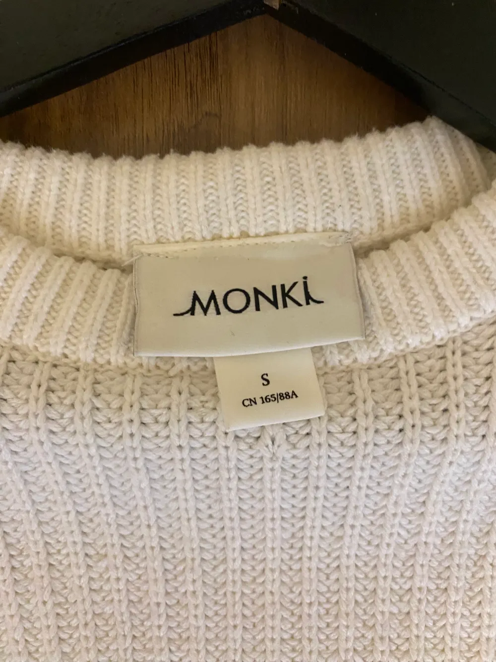 Denna mysiga stickade tröjan är köpt ifrån Monki.🤍Är hyfsat använd. Ej ny! Säljer då den inte passar längre.. Stickat.