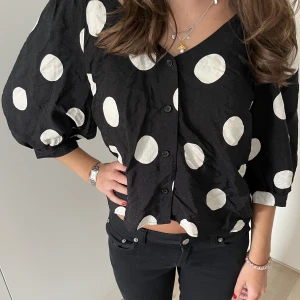 Trekvartsärmad topp!! - Såå snygg trekvartärmad topp ifrån HM💘💘