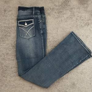 Bootcut jeans med tryck på baksidan från shein i storlek 38 (M). De är lågmidjade och aldrig använda pga för stora