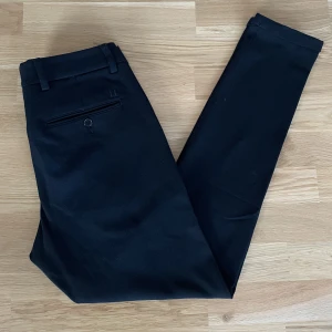 Les Deux Chinos - Chinos från Les deux i färgen mörkblå. Bra skick. Storlek 28 Köparen står för frakt🤝