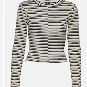 Randig ribbad tröja - En randig tröja som är perfekt nu till hösten. Säljer på grund av att den är för liten för mig. Den är i storlek xxs, men passar även dom som har xs i storlek.💕