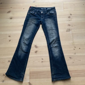 Crazy age - JÄTTESNYGGA crazy age byxor som är storlek 38. Dom är bootcut och passar mig perfekt skriv för mer bilder som är 165. Dom är lite sönder nere på kanten❤️och dom har ett litet hål på benet