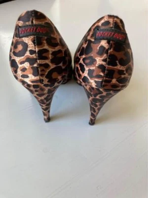 Leopardskor - Jättefina och unika klackskor av märket Rocket Dog. Klack, sula och innersko i mycket gott skick. Stl.37
