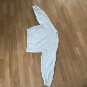 tröja barn - fin tröja med lite mönster, väl använd, fint skick!❤️❤️