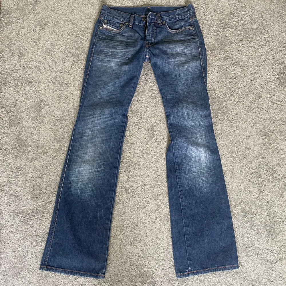 Supersnygga lågmidjade diesel jeans som tyvärr är för små för mig, de är i toppenskick 💓 Midjemått 69cm, Innerbenslängd 76 cm. Skriv privat om du har fler frågor💕. Jeans & Byxor.