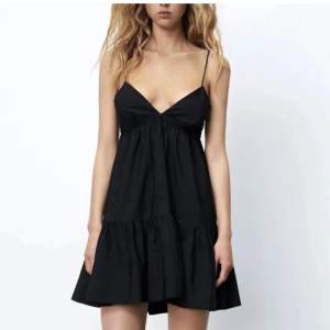 Säljer denna klänning från zara sparsamt använd!🌸