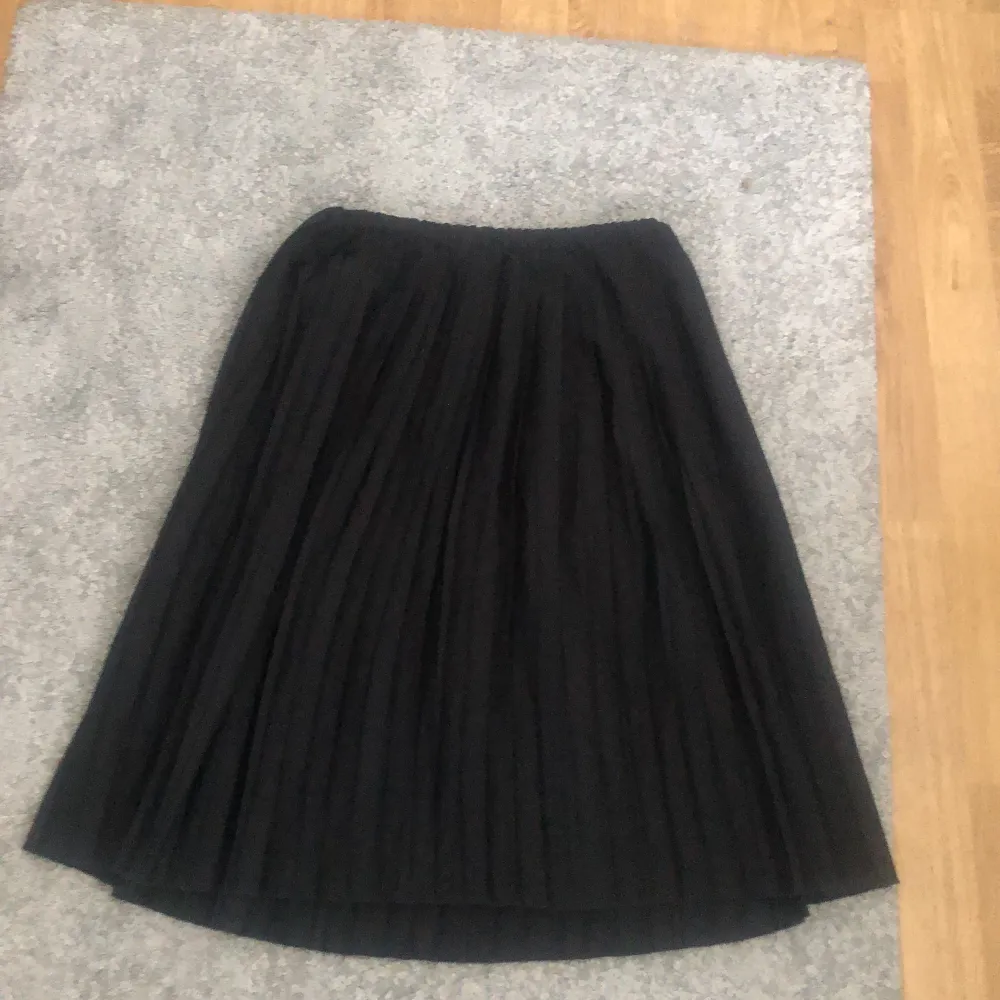 Jag säljer min kjol pga att den har blivit för liten och den har inte kommit till användning. Den är lite längre än den är på bilden eftersom den är lite för liten för mig. Den är i väldigt bra skick eftersom den nästan inte är använd. Storlek 140. Kjolar.