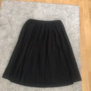 Jag säljer min kjol pga att den har blivit för liten och den har inte kommit till användning. Den är lite längre än den är på bilden eftersom den är lite för liten för mig. Den är i väldigt bra skick eftersom den nästan inte är använd. Storlek 140