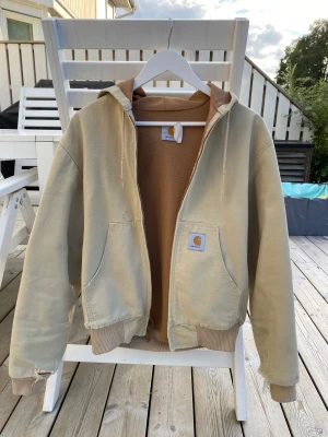 Carhartt vintage jacka - Size S, sitter perfekt för d som är runt 170-175, funkar även för kortare om man viker in mudden vid midjan Boxy fit Snyggt sliten längst ner på båda ärmarna, annars väldigt bra skick
