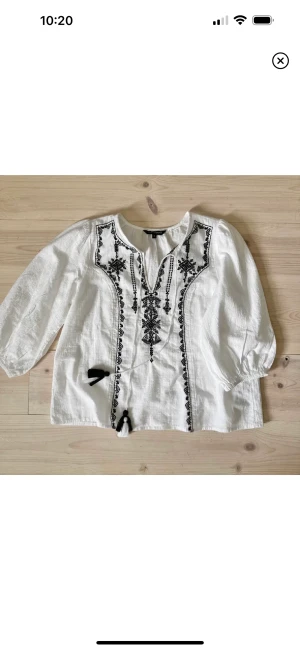 Blus  - Säljer nu denna jätte fina blusen från Kappahl💕 bara att trycka på köp nu eller hör av er vid frågor! 