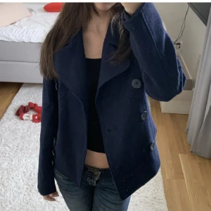 Mörk blå kappa - Köpt second hand. Så fin! Perfekt till hösten