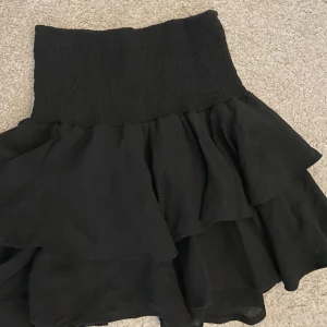 Volang kjol - En svart volang kjol i storlek Xs men passar en S. Riktigt bra skick🌹